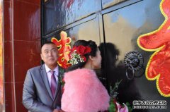 老农解释了农村婚姻习俗。在结婚后的第三天，
