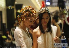 这位明星生气，结束了造型师，满是蛇，因为人