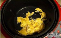 我刚刚在锅里炸了，盘子上有一个黑色的（似乎