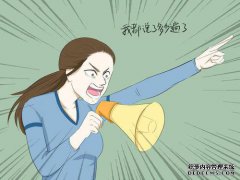 他和我姑姑住在一起，每天晚上睡觉