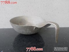 [水勺的正方形漂浮在水中，当其倒置时，它会沉